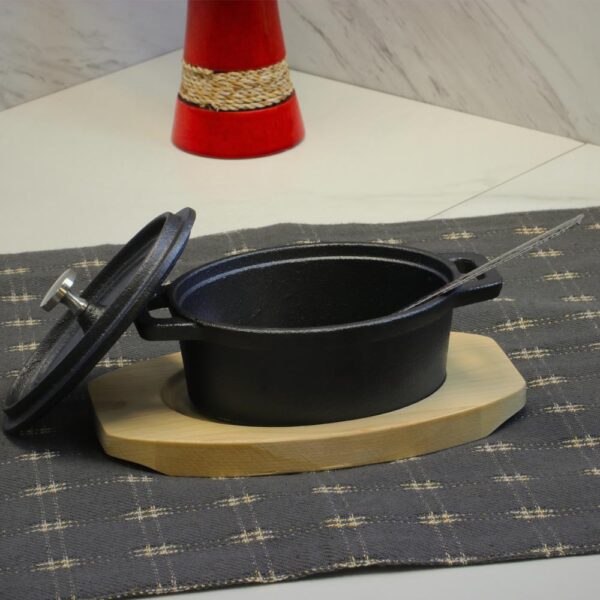 Gibson Home Campton 0.35 qt. Oval Cast Iron Casserole Dish in Black with Lid