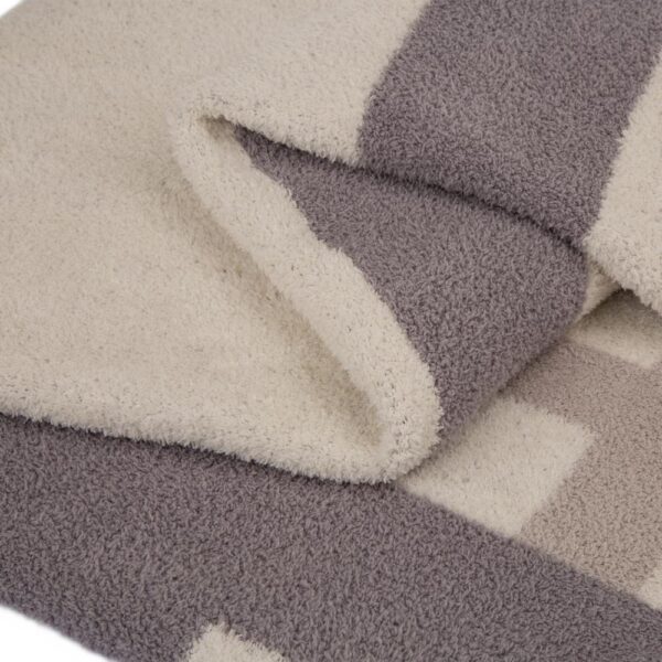 Glitzhome 60 in. L x 50 in. W, 1050g Knitted Polyester Geometric Pattern Feather Yarn Throw Blanket